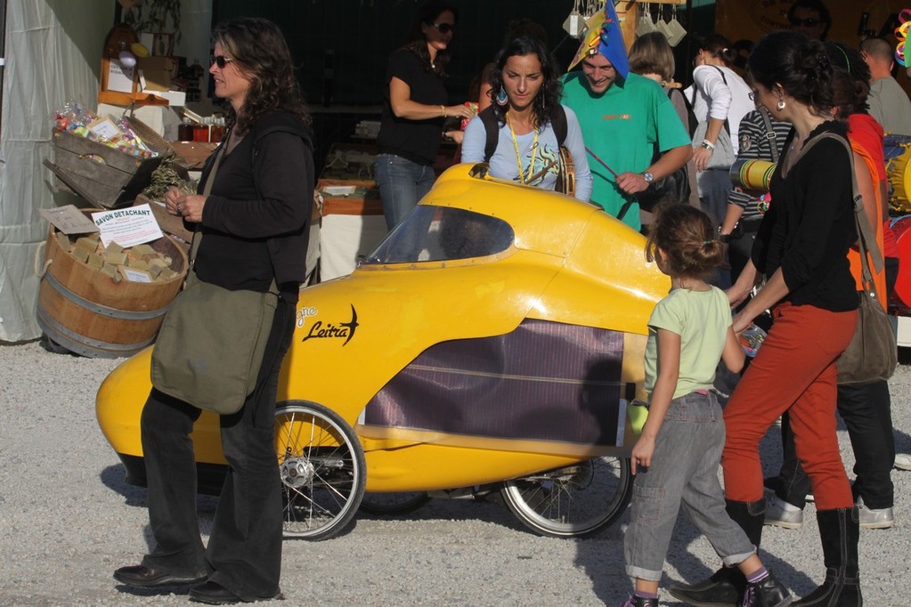 Un drôle de vélo au milieu de la foule