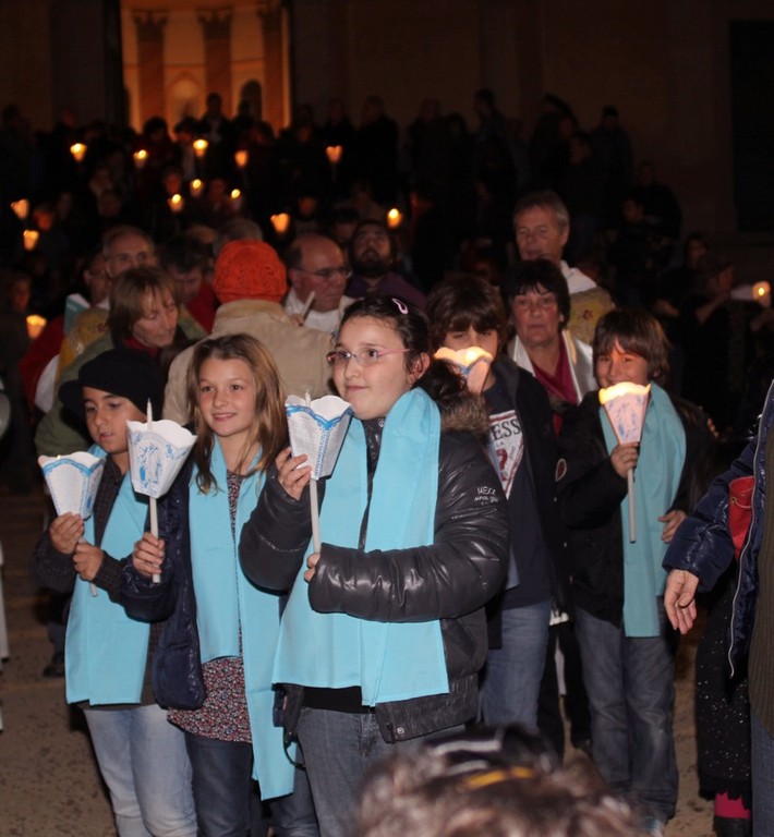 Précédant la Vierge, les représentants du clergé