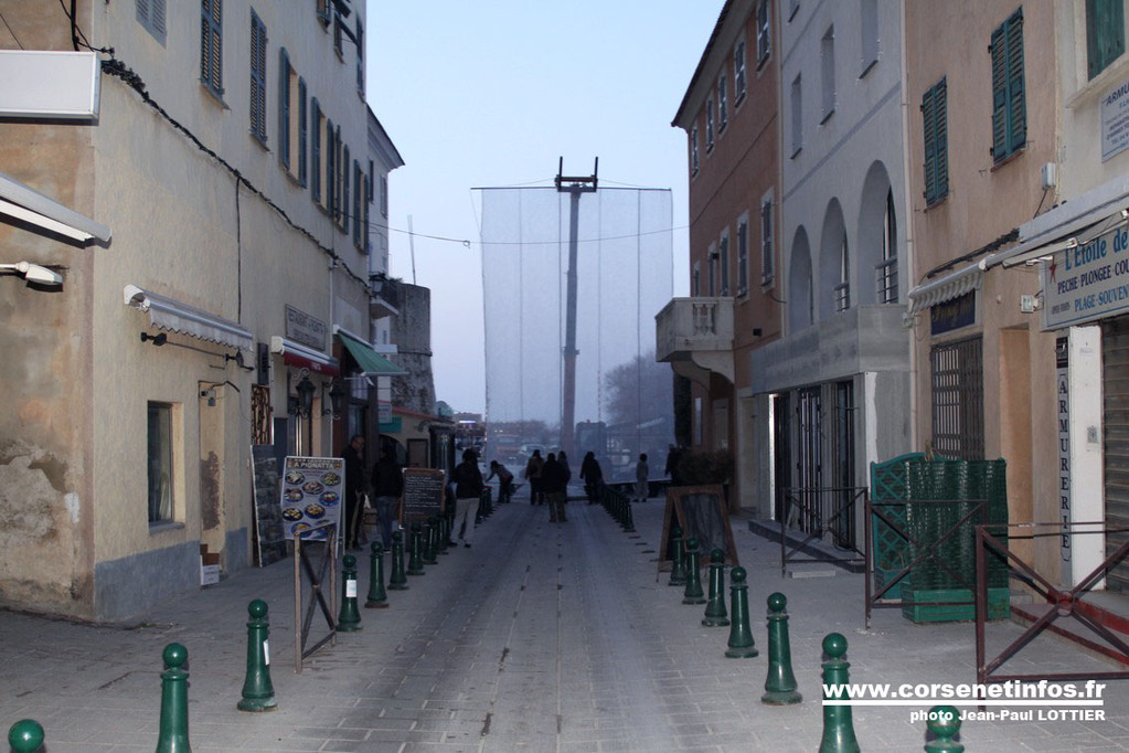 La toile de 7 mètres de haut qui a servi à la projection