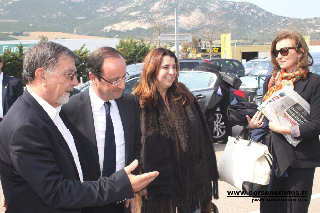 Entouré de Hyacinthe Mattei et Angèle Bastiani, François Hollande et sa compagne Valérie Massoneau