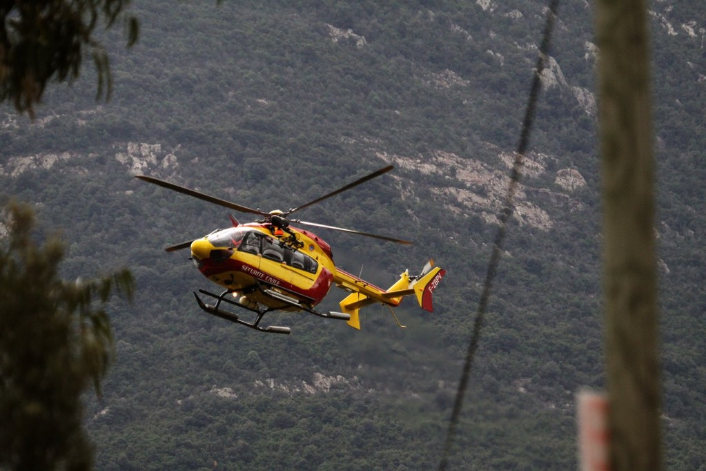 L'hélocoptère a longuement cherché un endroit pour pouvoir se se poser