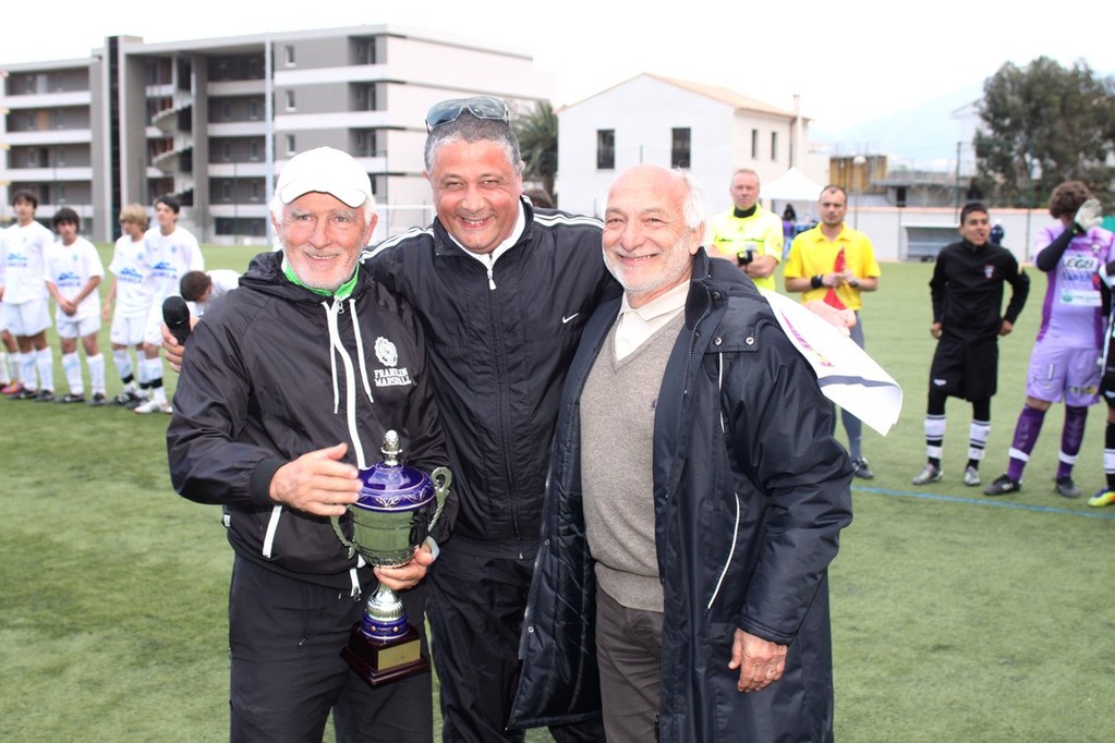 Francis Thierry (à gauche) récompensé par Didier Bicchieray et Gérard Giuliani pour ses 33 ans au service de la JS Ajaccio