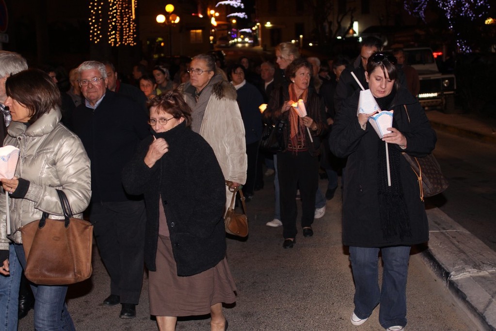 Malgré le froid les îleroussiens étaient nombreux à honorer la sainte Vierge