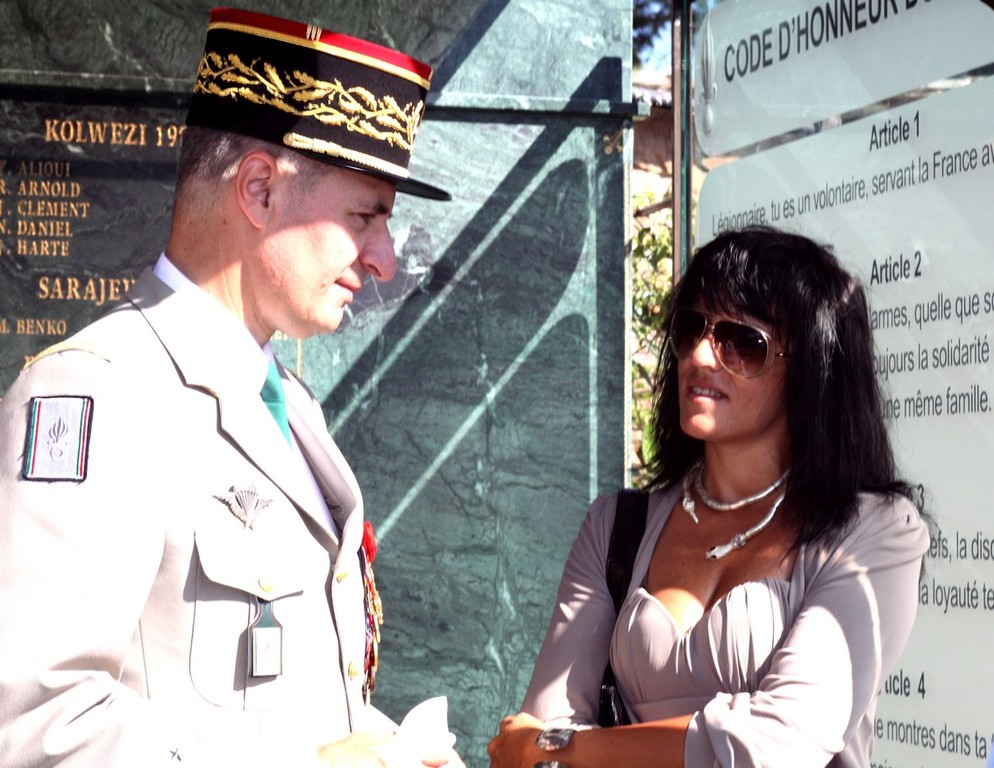 Devant le Mémorial la veuve du Sergent Penon en conversation avec le général Saint Chamas