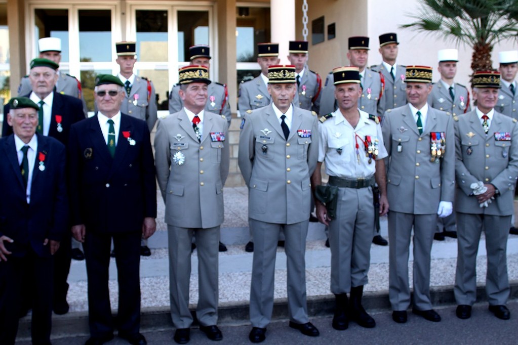 Les récipiendaires avec les généraux et le chef de corps