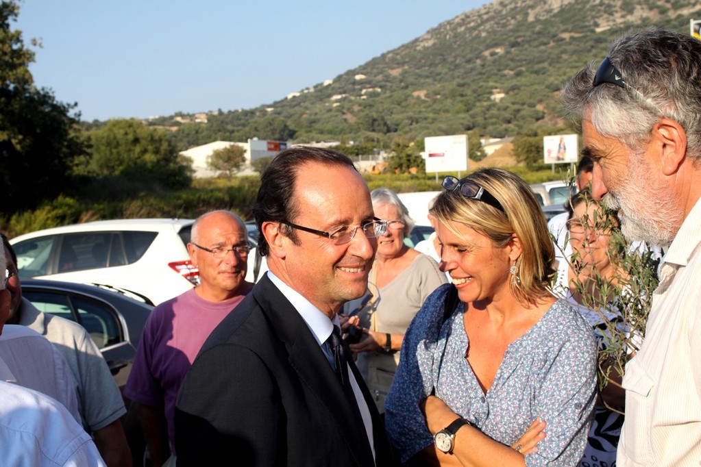 François Hollande salue Paul Lions, le maire de Corbara