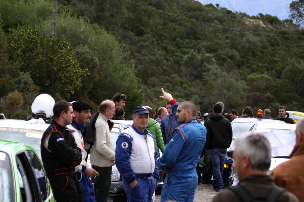 mmobilisés à l'entrée de la spéciale, les pilotes attendent avec angoisse des nouvelles de l'accident