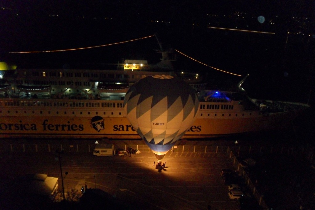 Le ferry accueilli par une montgolfière