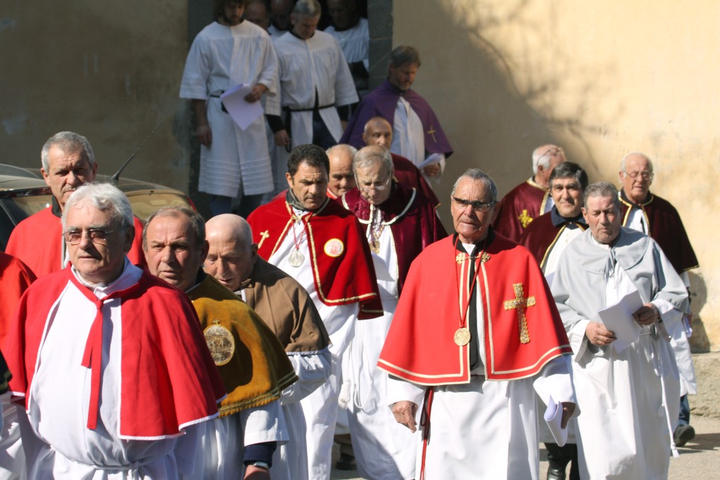 Les confrères regagnent l'église