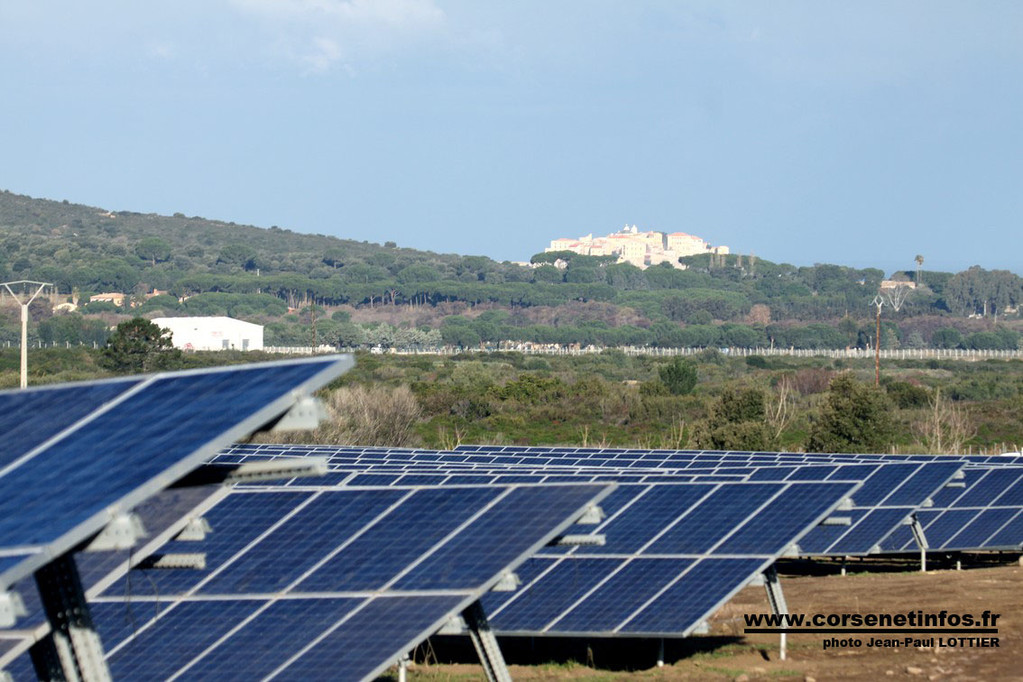 Les panneaux solaires avec en toile de fond la citadelle de Calvi