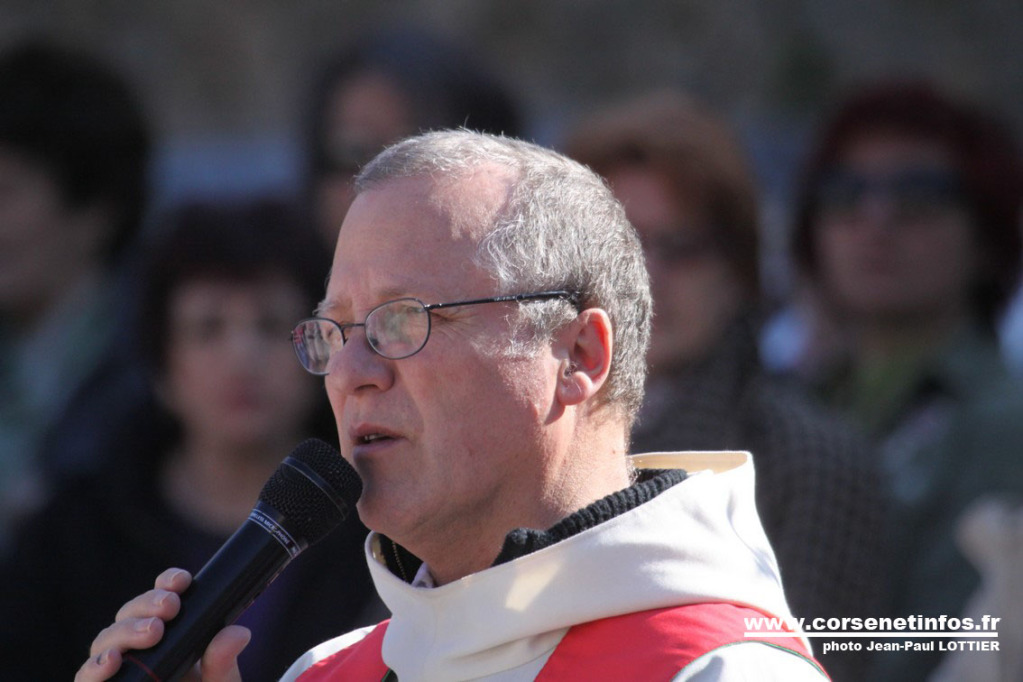 Le Père Valery a invité les pèlerins à la prière