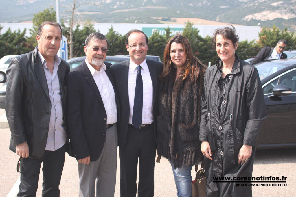 François Hollande à l'aéroport de Calvi avec Hyacinthe Mattei et des élus île-roussien