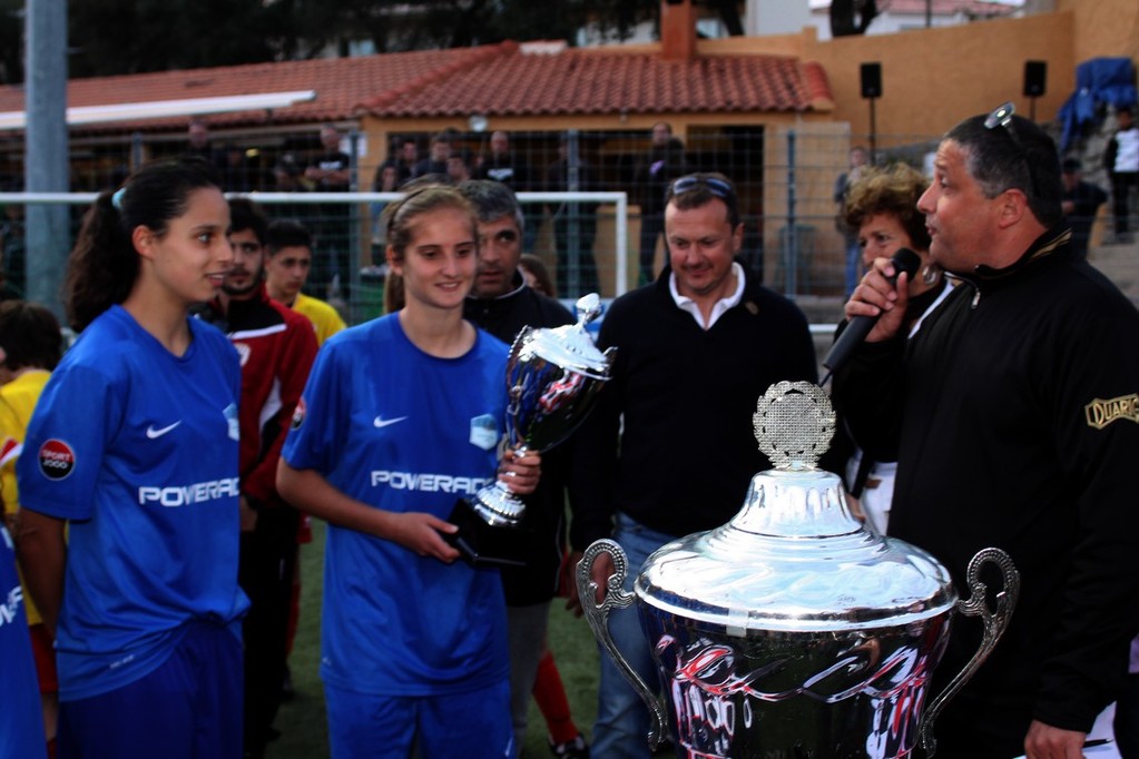Le trophée remis à la sélection corse féminine