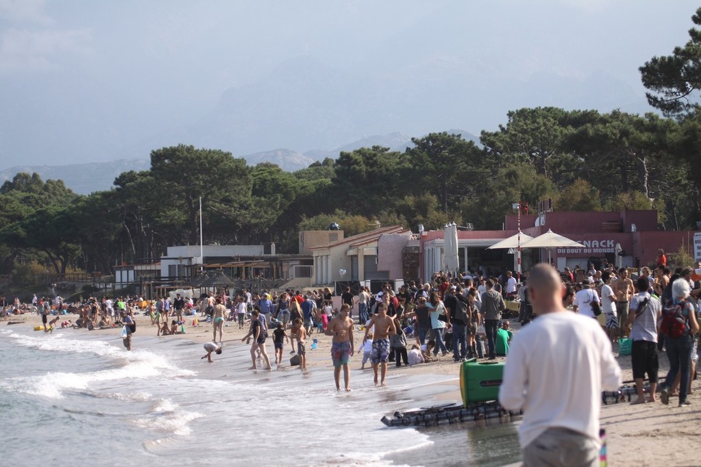 La plage a été envahie par les festivaliers mais aussi par de nombreux vacanciers