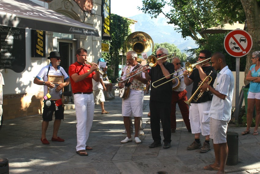 Le Cosmopolit's Jazz Band dans les rues de Calvi