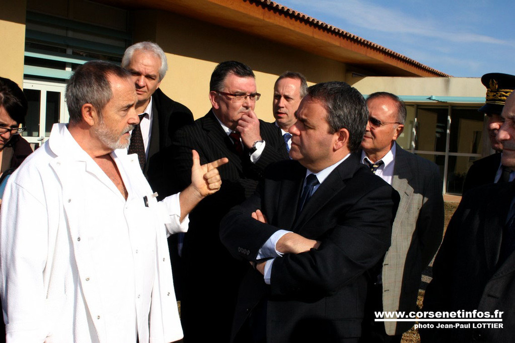 Dans la cour de l'hôpital