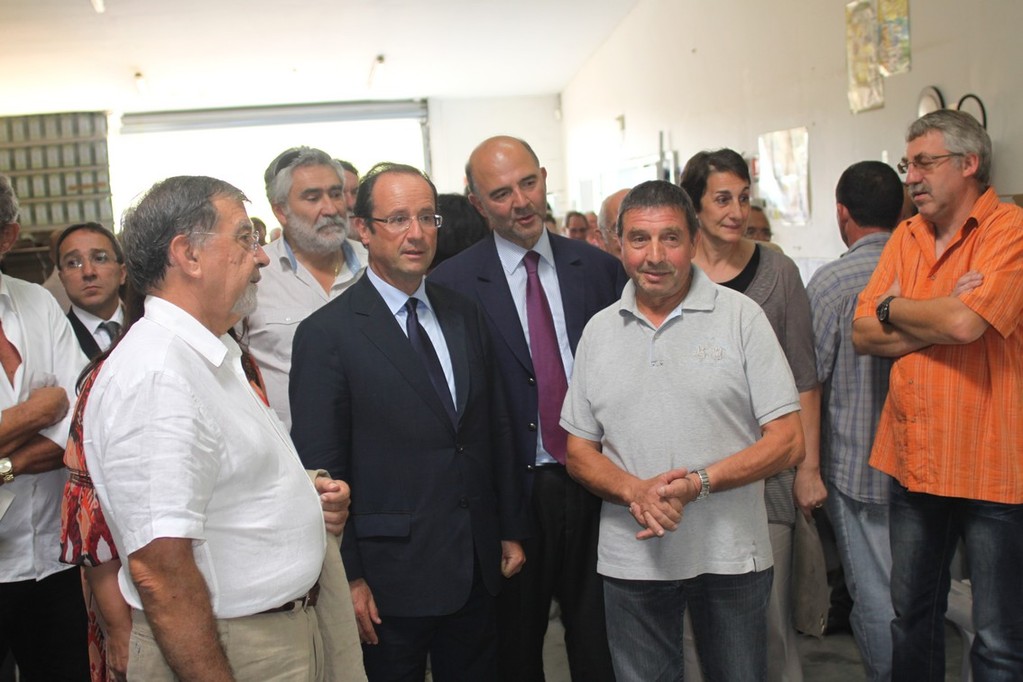 François Hollande et Pierre Moscovici accueillis par René Colombani, président de la coopérative oléicole de Balagne