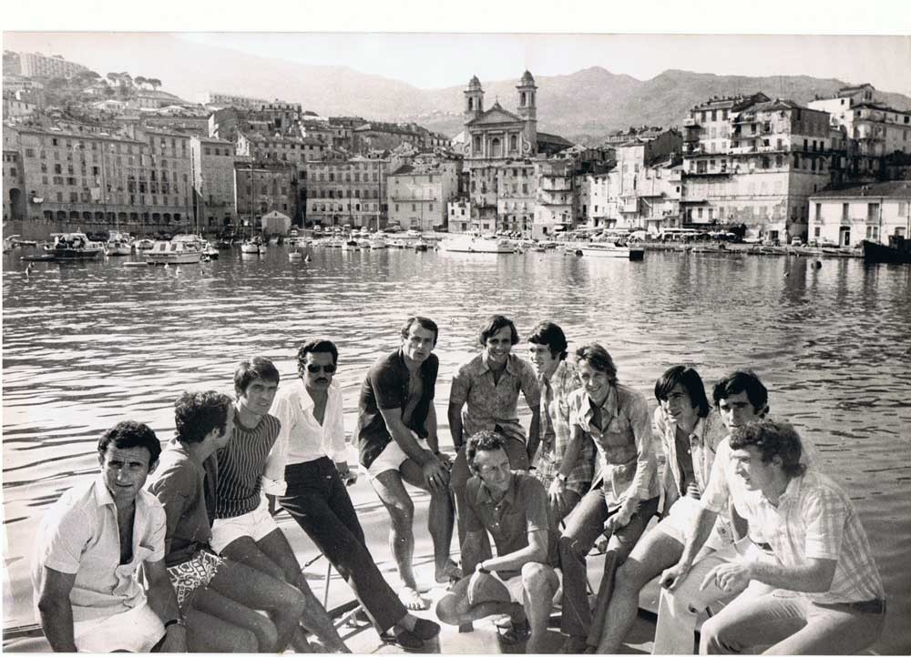 Jules Filippi (4e à partir de la gauche) entre Georges Calmette et Ilija Pantelic. On reonnait sur cette photo Jean-Louis Luccini, Jean-Pierre Dogliani, Fanfan Felix, José Grazinai, Georges Franceschetti et accroupis Jean Vincent.