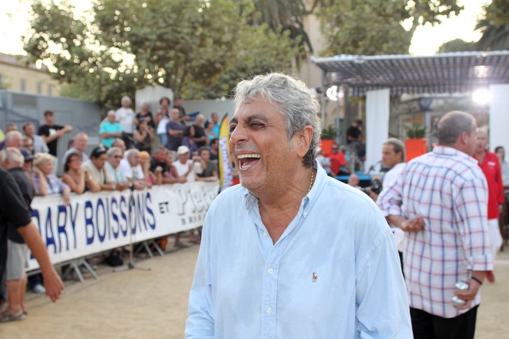 Les éclats de rired e Enrico Macias