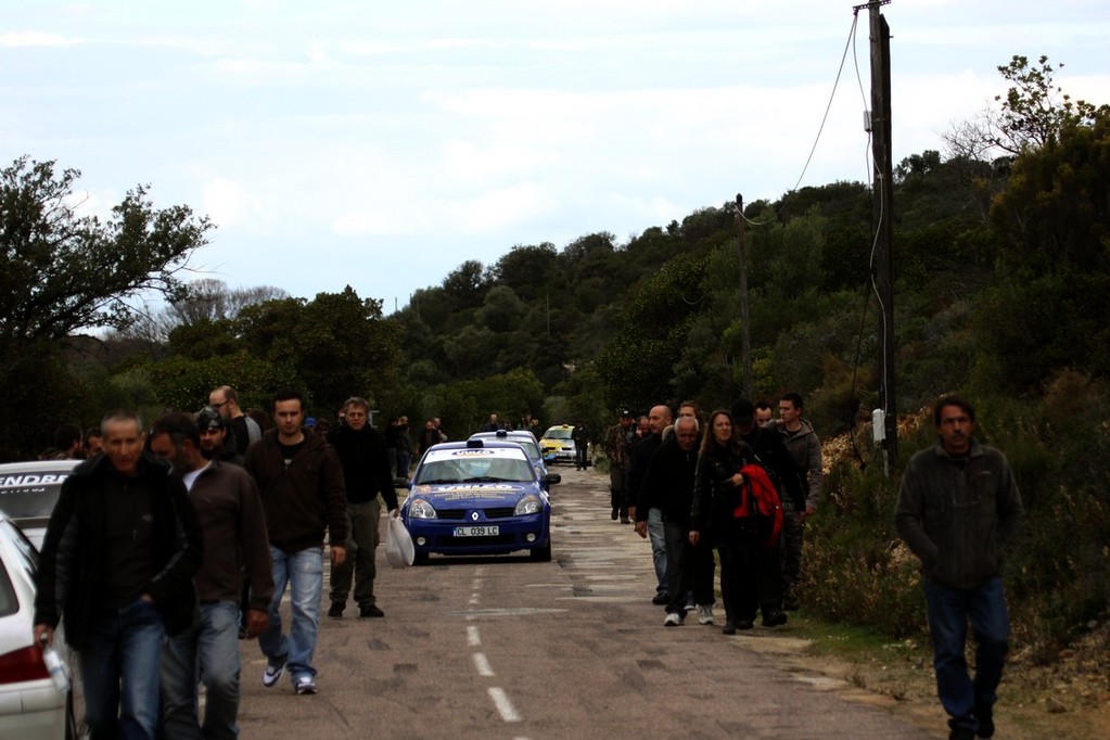 Abasourdi, le public, très nombreux, quitte la spéciale et les pilotes font demi-tour