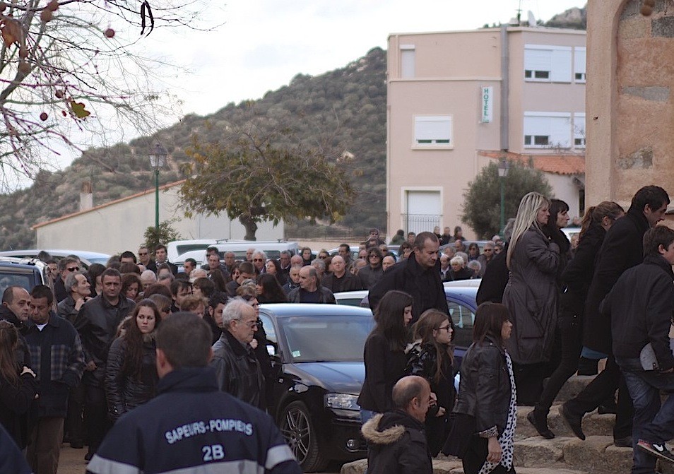 La foule se presse sur le pârvis de l'église