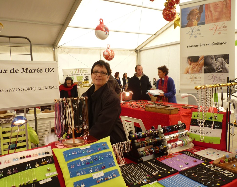 Les bijoux de Marie Oz qui se peut se muer en romancière en dédicace