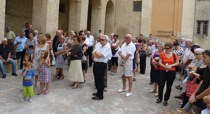 Parents, amis, conseil d'administration réunis devant le musée
