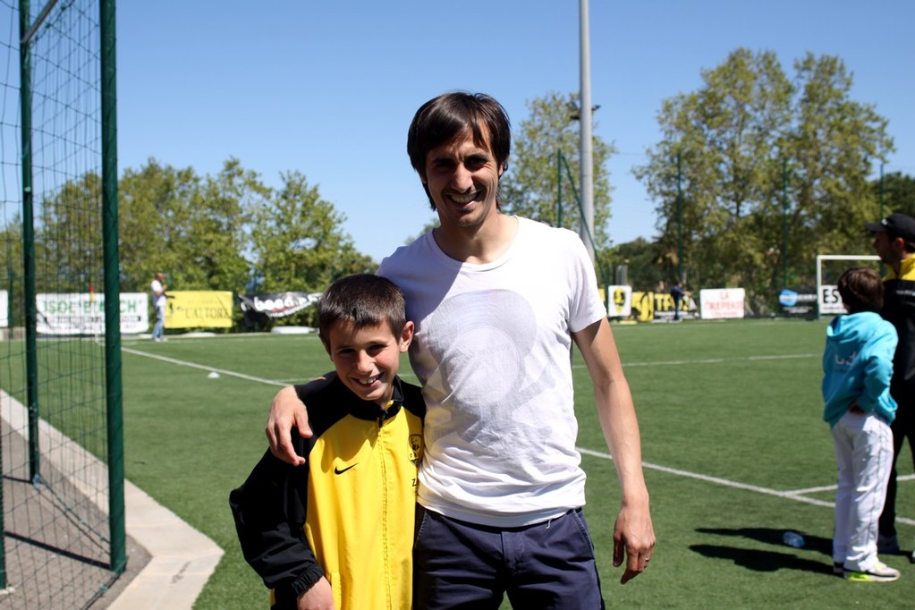 Fethi Harek avec un jeune supporter