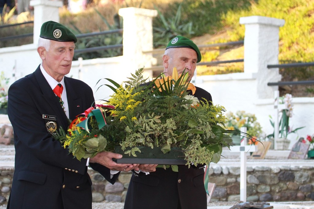 Le général (er) Soubirou et l'adjudant (er) Egon Heer déposent une gerbe