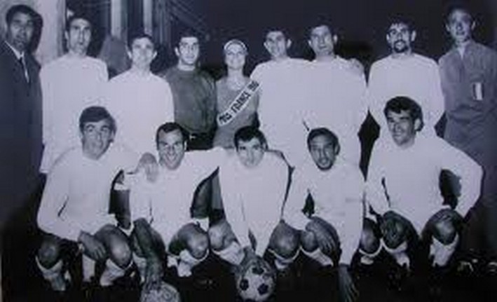 Pierre Sinibaldo(à gauche) entraîneur de l'équipe de Corse qui a battu la France à Marseille