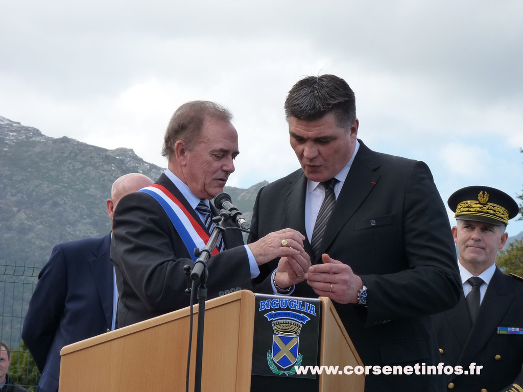 La médaille d'honneur de Biguglia à David Douillet