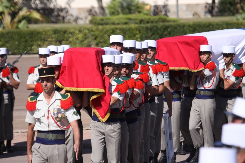 L'arrivée des dépouilles mortelles des deux caporaux-chef du 2e Rep