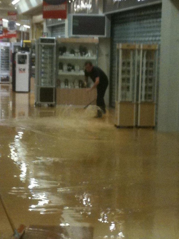 Commerces inondés dans la galerie marchande