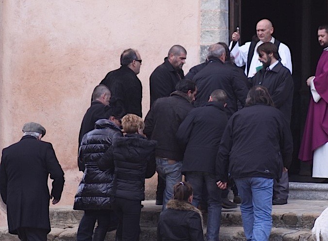 Porté par des proches, le cercueil béni à son arrivée à l'église