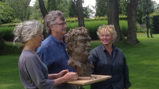 Portret quatre mains van Yvo van Marle, eigenaar beeldentuin Gees