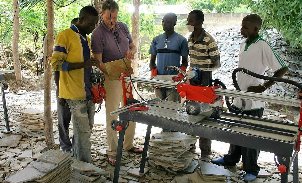 Togo. Financement d'une machine à tailler les pierres.