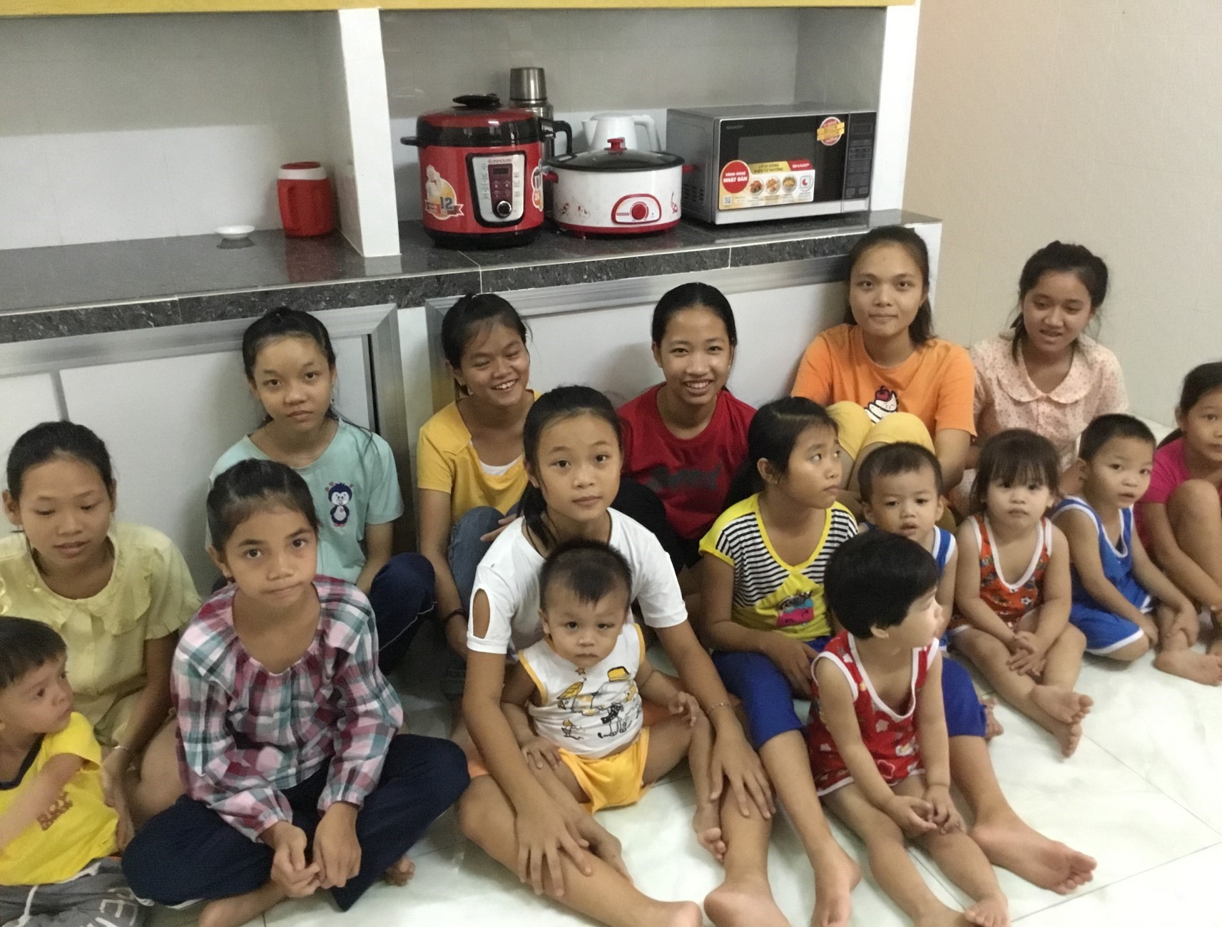 Vietnam. Orphelinat de Chok Lak  dans le Delta du Mekong. Financement de jeux et mobilier
