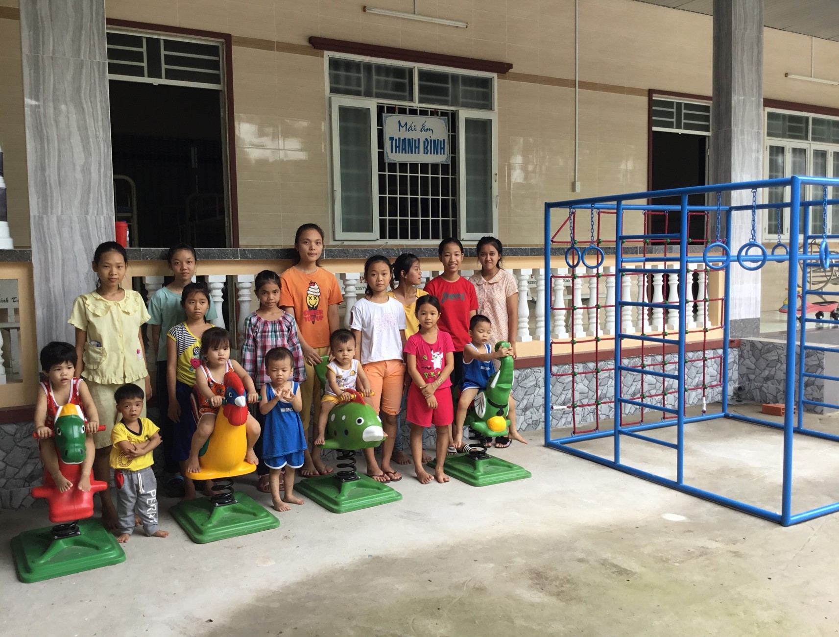 Vietnam. Orphelinat de Chok Lak  dans le Delta du Mekong. Financement de jeux et mobilier