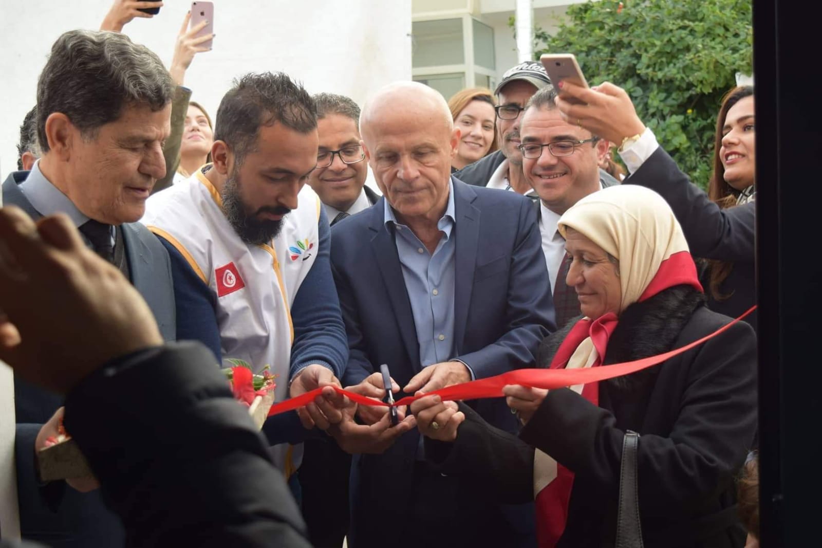 Tunisie. Financement de l'aménagement d’un atelier de couture pour handicapées. Inauguration de l'atelier avec Mr L'ambassadeur de France en Tunisie. (Photo (2/5)