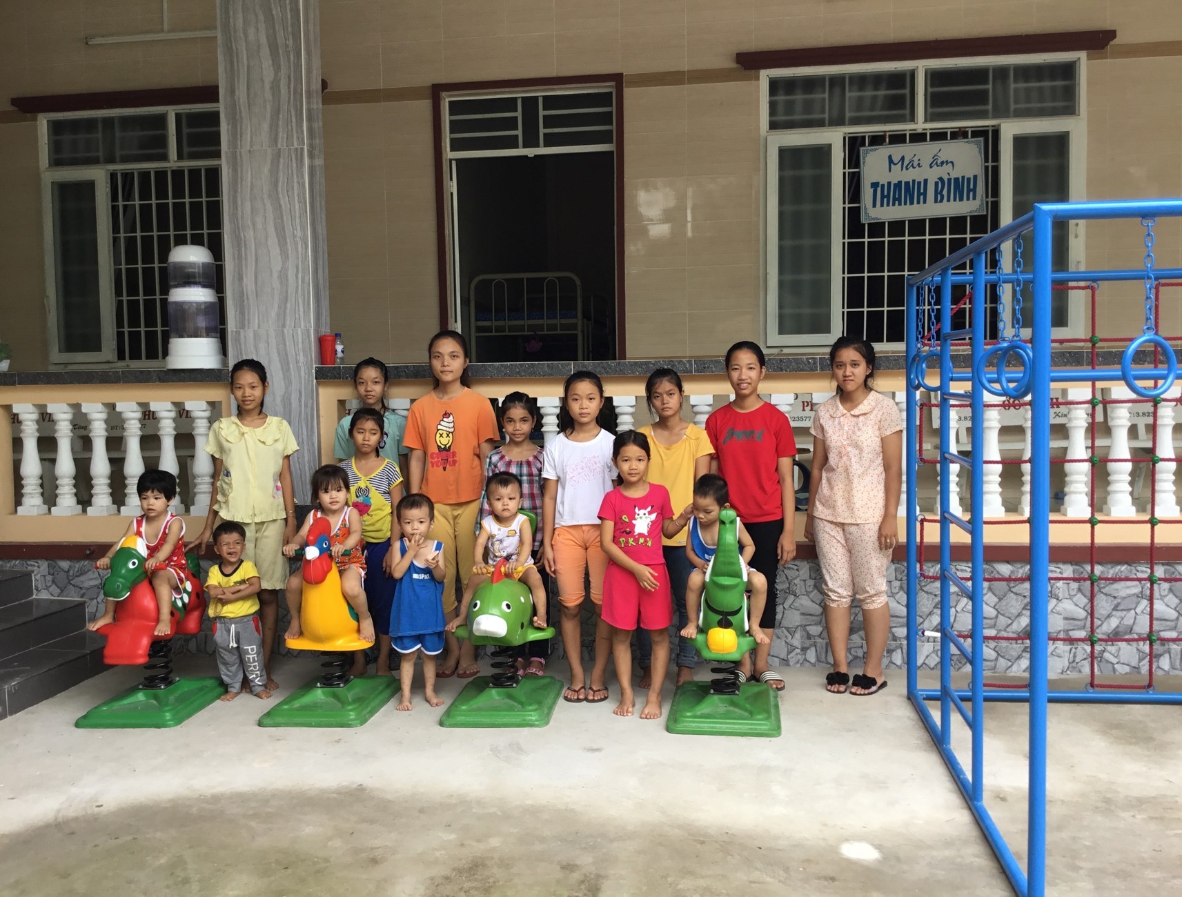 Vietnam. Orphelinat de Chok Lak  dans le Delta du Mekong. Financement de jeux et mobilier