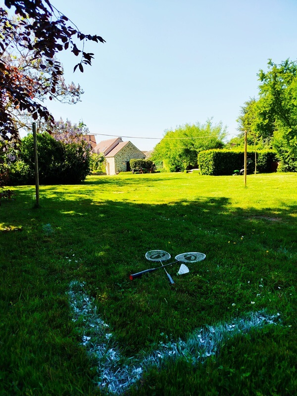 Un jardin pensé pour toute la famille : aire de jeux et activités en plein air à disposition