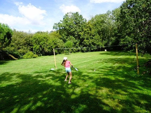 Gite Senlis avec jardin terrain de badminton raquettes à disposition - idéal famille