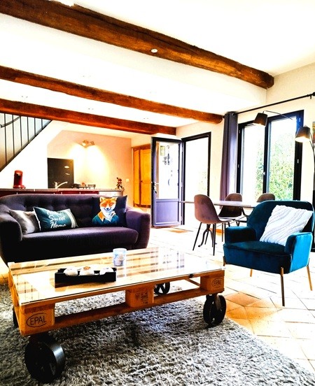 Un salon cosy et chaleureux, parfait pour se détendre après une journée de découverte - Gite près de Senlis et Chantilly