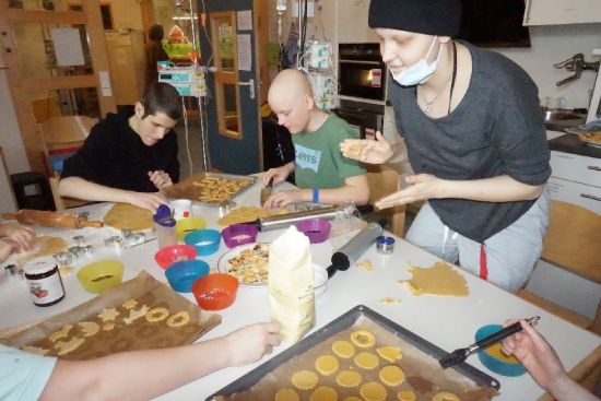 3 Personen beim backen