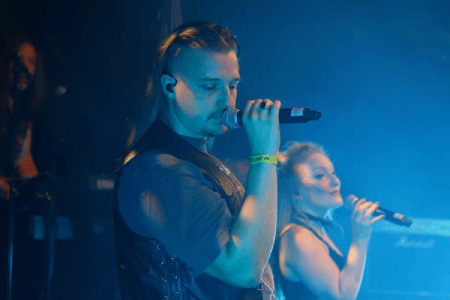 Sänger mit langen haaren