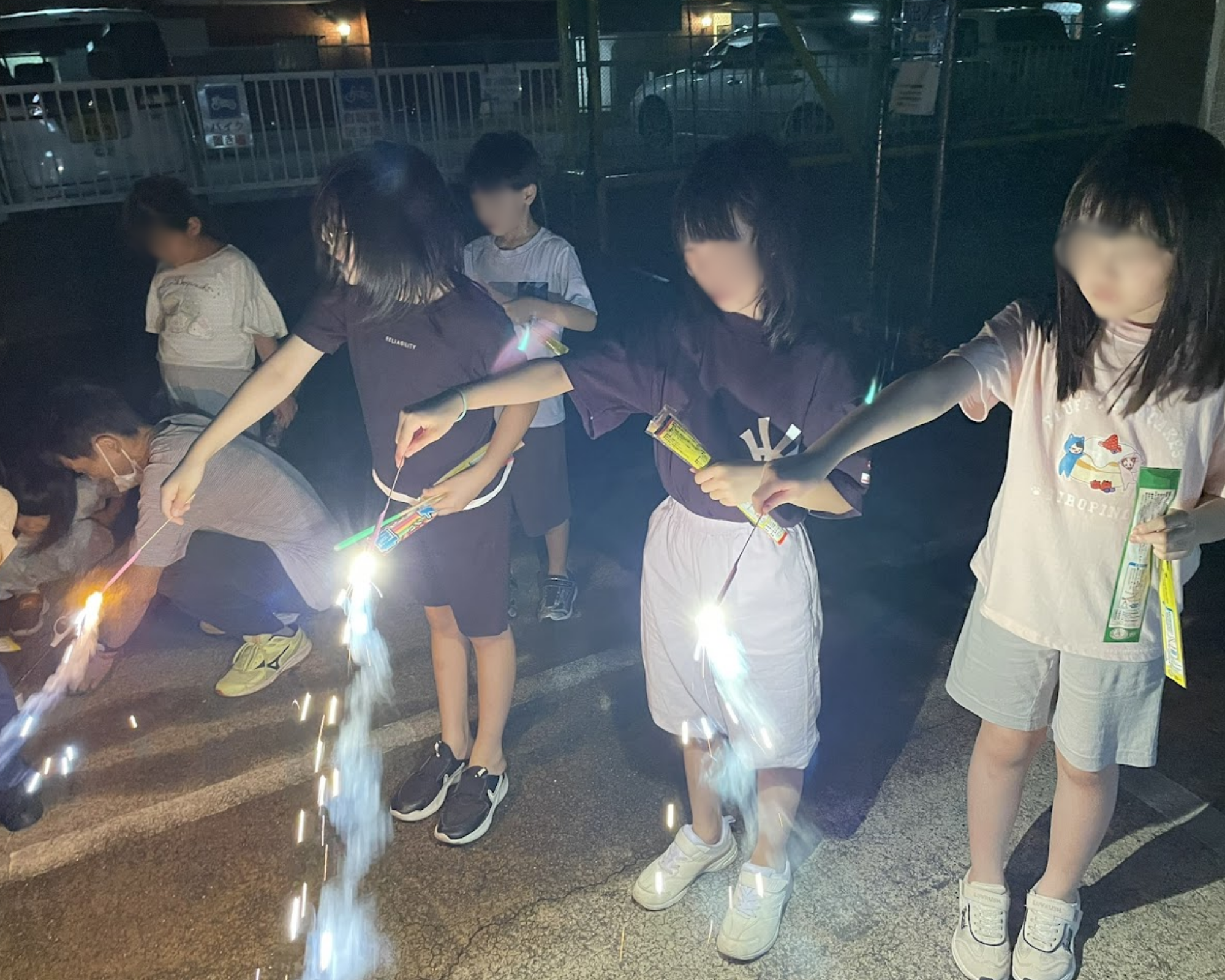 お泊まり会で花火をしました
