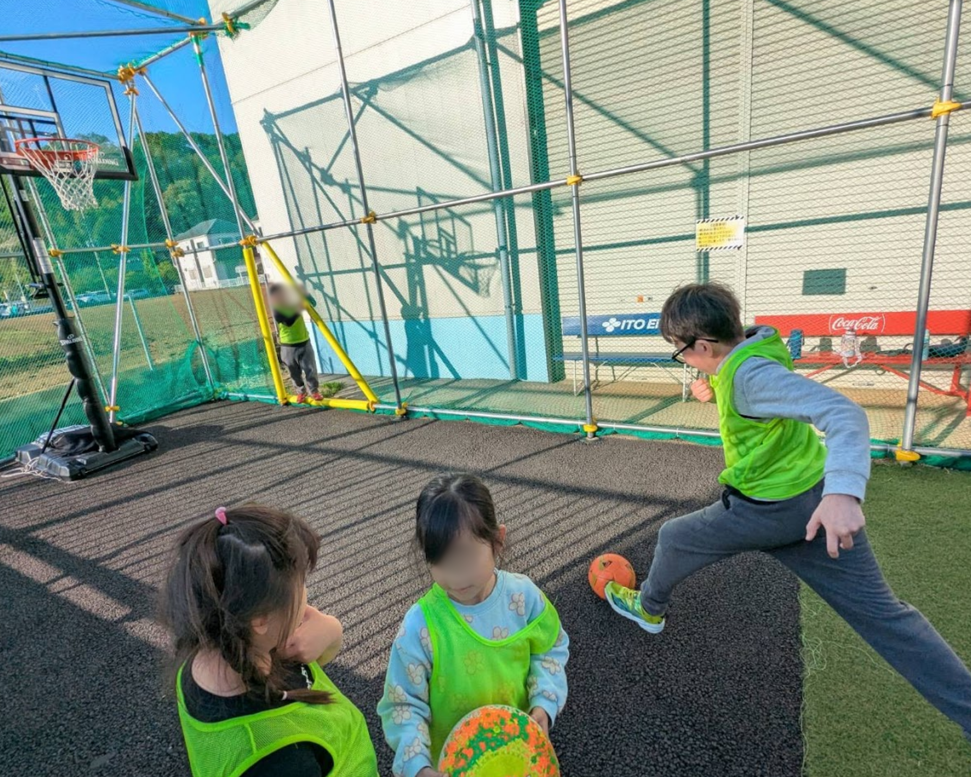 ボール遊びをする子供たち