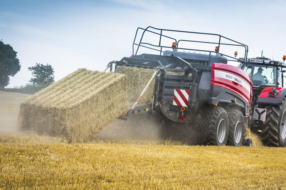 MF 2370 UHD Baler_WORKING