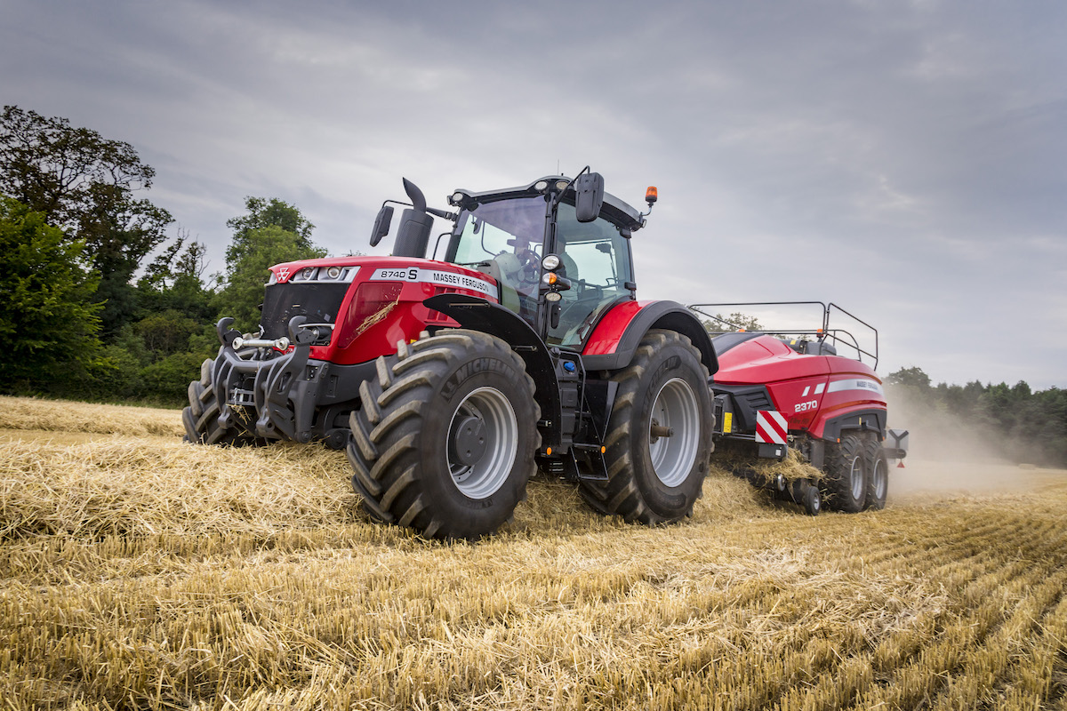 MF 2370 UHD Baler_MF 8740 S_WORKING