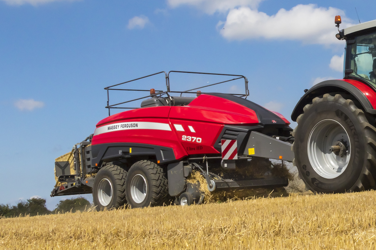 MF 2370 UHD Baler_WORKING